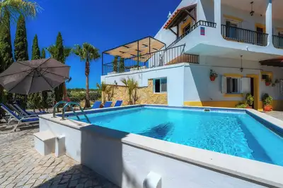 Image de Maison de campagne rénovée avec jardin et piscine