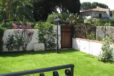 Image de San Felice Circeo: Charmant appartement semi-enterré dans la Villa sur la mer avec accès direct à la plage