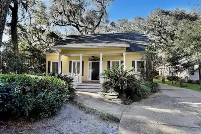 Image de Spacieuse maison de créateurs près de la plage Nichée parmi les chênes centenaires