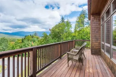 Image de Magnifique Ski-In Mountain View Townhouse avec une vue magnifique sur Bretton Woods Resort - wifi gratuit, navette, cheminée! Accès facile au sentier! À quelques minutes du village du père Noël, de StoryLand, du train de banlieue du Mont Washington et. .