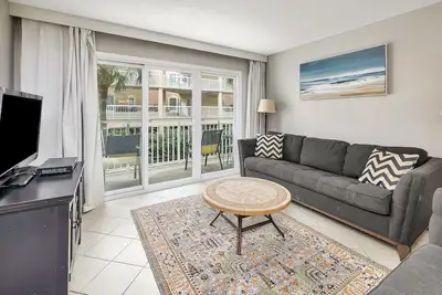 Image de Condominium spacieux et en bord de mer avec piscine, accès à la plage, centre de remise en forme, tennis