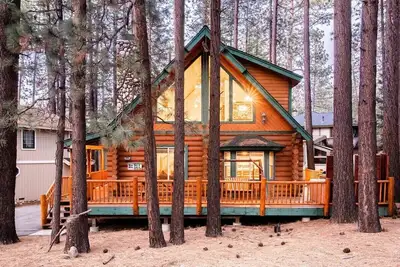Image de Chalet moderne en bois rond de 3 chambres. Table de billard, spa, étapes vers le sommet de la neige. Nice Street