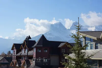Image de Retraite moderne dans le centre-ville de Canmore avec bain à remous sur le toit