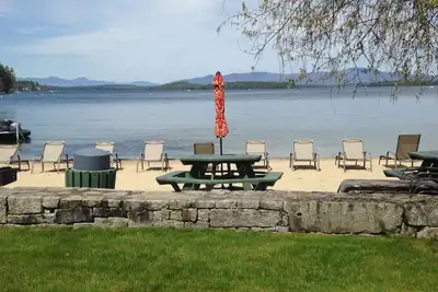 Image de Condo confortable avec vue magnifique sur le lac Winni. Deux minutes à pied du concert.