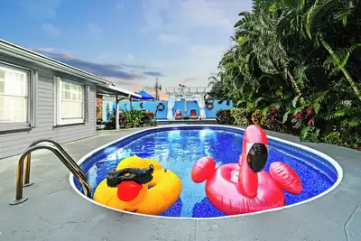Image de Villa Tropicana près de Pga Blvd avec une grande piscine privée chauffée