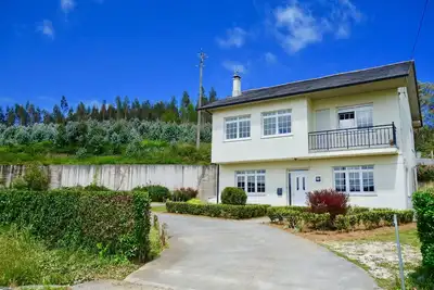 Image de Ensoleillé, maison spacieuse avec de belles vues, à proximité des plages et des restaurants.
