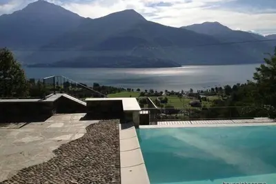 Gravedona Lac de Côme incroyable appartement sommeil 4 piscine vue sur le lac wifi animaux acceptés