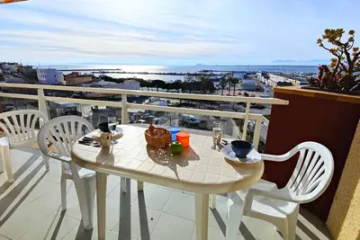 Très bien equipé avec vue mer et ville, situé devant le port pescheur. Près de toutes comm
