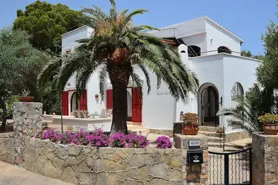 Image de Vue mer, proche de la plage, endroit calme, piscine privée, climatisation, internet, écologique
