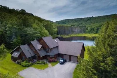 Image de Maison Spacieuse Lakeside w / Hot Tub, Animaux Acceptés!