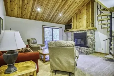 Image de Abordable 3 bd, 2 ba condo côté pente!
