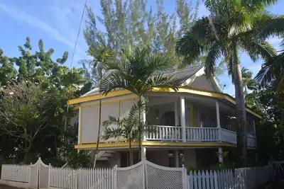 Image de Une maison de bord de mer de style caribéen à quelques pas de la belle plage de Fitts Village