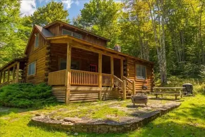 Image de Le répit parfait attend dans cette maison de notation moderne mais rustique dans les bois! Bain à remous, cheminée