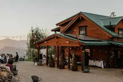 Image de Profiter d'une belle Mountain Top Lodge, Surplombant les montagnes et les pics de Yosemite