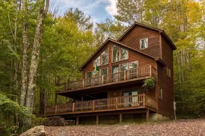 Image de Escapade romantique privée, niché dans les bois! Bain à remous privé!
