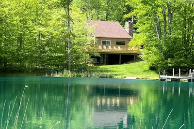 Image de Détendez-vous sur votre propre étang privé stocké! Plus l'accès au lac Mulitple et New Tub Hot!