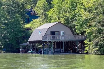 Image de Cabine unique qui repose directement sur l'eau. Immense pont. Une vue imprenable. Gril à gaz.