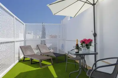 Flor de Liz Apartment by Cadiz4Rentals