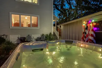 Image de Walk 2 Dt Lux 4br 4ba Bassin de plongée 2Masters Marcher vers SoCo, centre de congrès Rainey / HotTub