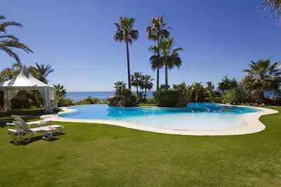 Image de Villa en bord de mer très bien située à Marbella