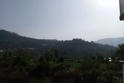 Image de Villa ensoleillée où le soleil brille à travers les mounysins