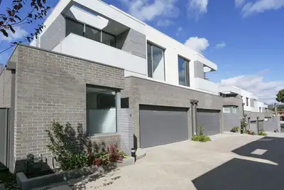 Image de Maison de ville moderne pour familles / animaux de compagnie à proximité du quartier des affaires.