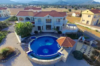 Image de Manoir d'un million de dollars avec une immense piscine à débordement, un jacuzzi et un bar de piscine