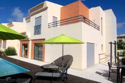 Image de Nouvelle Villa de Luxe Détachée de 4 Chambres - Complète / Équipée - 8 Personnes, Propre Jardin / Piscine Chauffée
