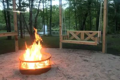 Image de Pine Creek Cove sur 20 acres avec étang, ruisseau, sentiers, Dish Network, WiFi + plus!