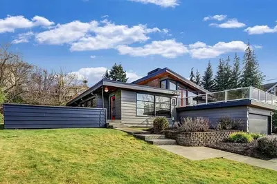 Image de Mid-Century Modern Home: Magnifique avec une vue imprenable sur la montagne et l'eau