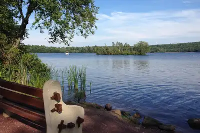 Image de Pocono Lakefront 2br 1000Sqt. Apt minutes des pistes de ski! Condo avec télévision par câble Wifi