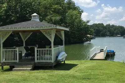 Image de Lakefront Cottage sur une crique tranquille, plus des kayaks, canoë et pédalo