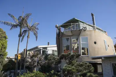 Image de The Tugboat House - garage pour 2 voitures, A / C, barbecue à gaz, télévision par câble et plus encore.