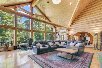 Image de Barbeau Log Cabin w / Table de billard et vue sur la rivière!