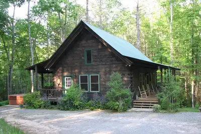 Image de Cabane en rondins de luxe sur 21 Ac privé. Au-dessus du ruisseau Mtn, bain à remous et wifi, route pavée