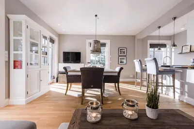 Image de Appartements de luxe avec tous les jours. Nettoyage, cheminée, vue sur l'eau, linge inclus.