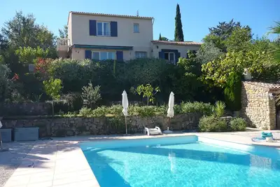 Image de villa provençale avec piscine, au calme, entre mer et oliviers