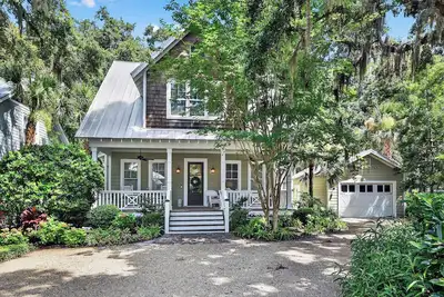Image de Adorable 5 chambres Cottage à distance de marche de Pier Village sur la rue Simons