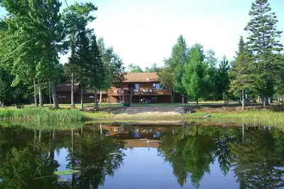 Image de Maison isolée 4br sur le lac Vieux Desert w / 370 pieds de bord du lac, plage privée