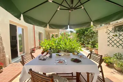 Image de Appartement pour 4 personnes face Ă la plage avec jardin