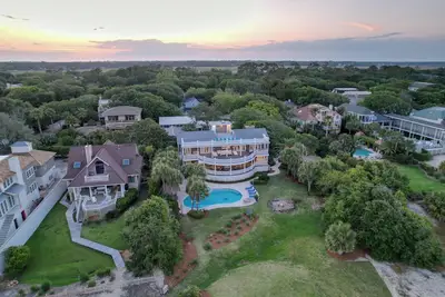 Accueil de luxe en bord de mer avec piscine, Guest House, Tiki Bar et accès direct à la plage