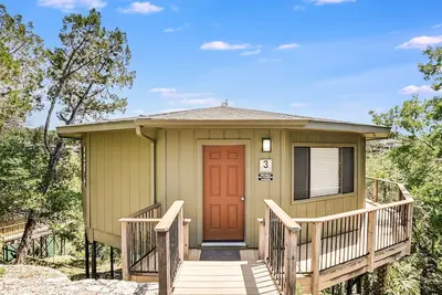 Image de Bord de l'eau sur le lac Travis, piscine et bain à remous, à côté de la marina (# 3)