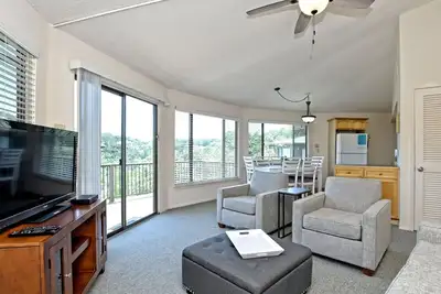 Image de Bungalow pittoresque sur le lac Travis, piscine et bain à remous, à côté du port de plaisance (n ° 8)