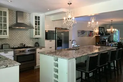 Spacieux et convivial pour la famille! Spa et vue sur le lac! 3 min des plages / 20 min. Centre ville