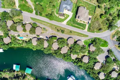 Image de Treehouse Bungalow à quelques pas du lac Travis, piscine et bain à remous, à côté de la marina (# 18)