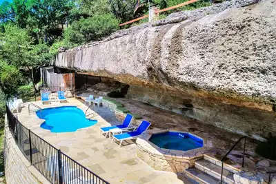 Image de Cedar Shade Bungalow, vue sur la cabane dans les arbres, piscine et bain à remous, à côté du port de plaisance (# 13)