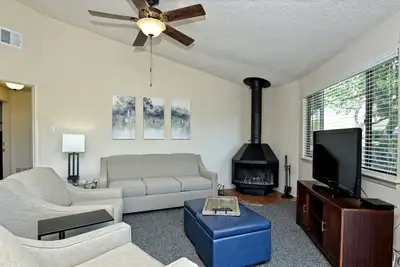 Image de Blue Agave Bungalow, vue sur le lac Travis, piscine et bain à remous, à côté de la marina (# 14)