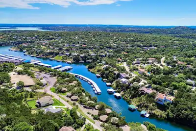 Image de Waterfront Bungalow à quelques pas du lac Travis, piscine et bain à remous, à côté de la marina