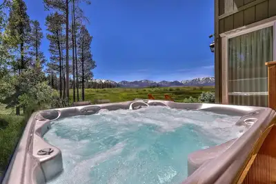 Image de Tahoe Retreat on the Meadow- Hot Tub, Mtn Views, près du golf, des randonnées, du lac