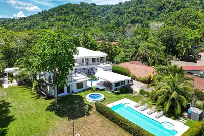 Image de 14 chambres Jaco Beach Front Estate home - Cet endroit est incroyable!